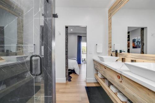 a bathroom with two sinks and a shower at Perfect Luxury Getaway in Show Low