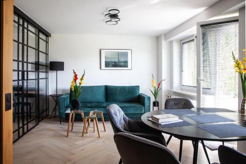 Luxurious, Spacious, Modern Gem. Great Location !