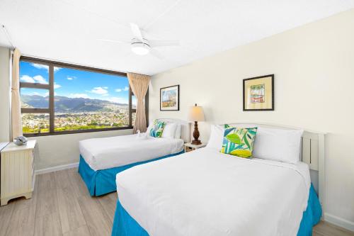 une chambre d'hôtel avec deux lits et une grande fenêtre dans l'établissement Stylish Unit Near Waikiki Beach with Free Parking!, à Honolulu
