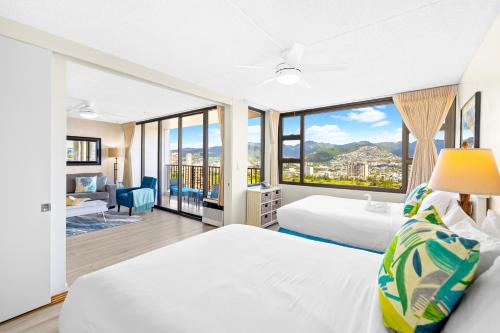 um quarto de hotel com duas camas e uma grande janela em Tropical Bliss, Mountain View Condo Near Waikiki Beach with Free Parking em Honolulu