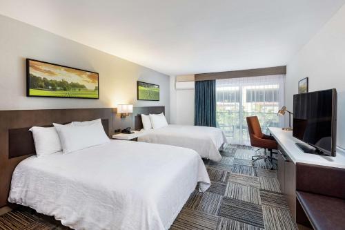 デイビスにあるHilton Garden Inn Davis Downtownのベッド2台、薄型テレビが備わるホテルルームです。