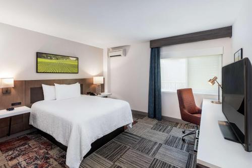 Μια τηλεόραση ή/και κέντρο ψυχαγωγίας στο Hilton Garden Inn Davis Downtown
