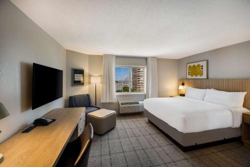 een hotelkamer met een groot bed en een bureau bij Sonesta Simply Suites Jersey City in Jersey City