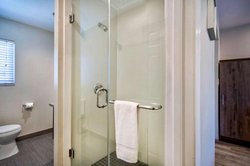 W łazience znajduje się przeszklony prysznic i toaleta. w obiekcie Studio 6 Rosemead, CA w mieście Rosemead
