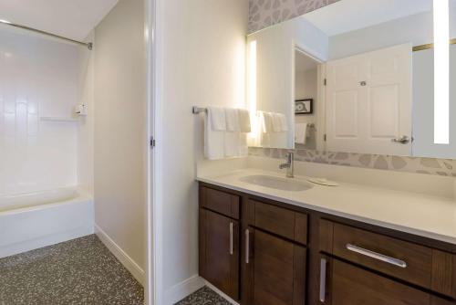 La salle de bains est pourvue d'un lavabo et d'une douche. dans l'établissement Sonesta ES Suites San Francisco Airport Oyster Point Waterfront, à South San Francisco