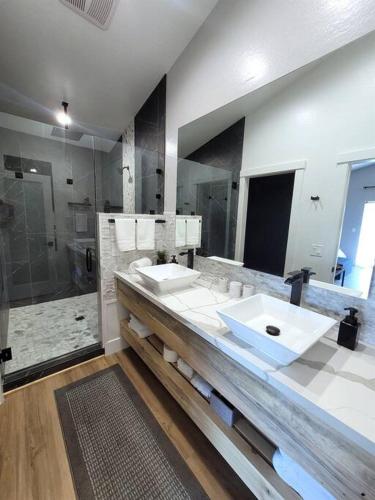 Bilik mandi di Luxurious Mountain Retreat!