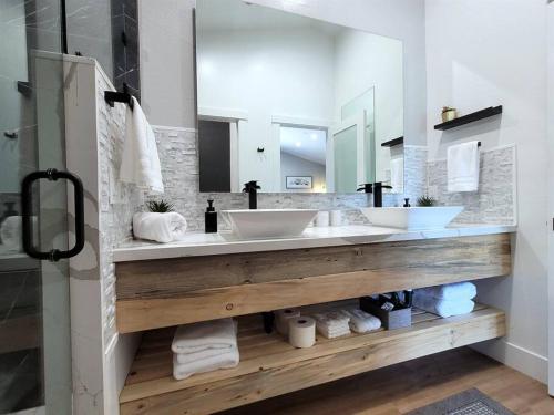 a bathroom with two sinks and a large mirror at Luxurious Mountain Retreat! in Show Low
