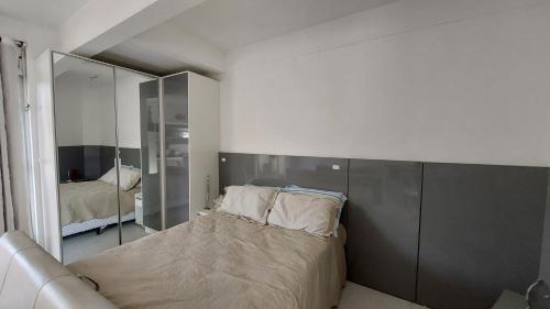 - une chambre avec un lit et un miroir dans l'établissement Apartamento térreo, à Florianópolis