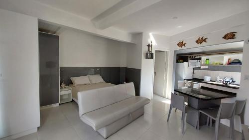 - un salon avec un canapé et une table dans l'établissement Apartamento térreo, à Florianópolis