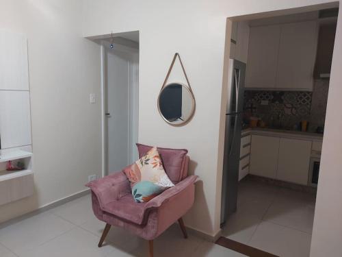 a purple chair with a pillow in a kitchen at Apartamento encantador- 40 metros da praia e duas quadras do shopping in Santos
