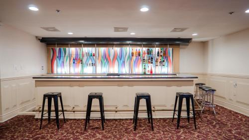 Ο χώρος του lounge ή του μπαρ στο G T Hotels Inn & Suites Extended Stay