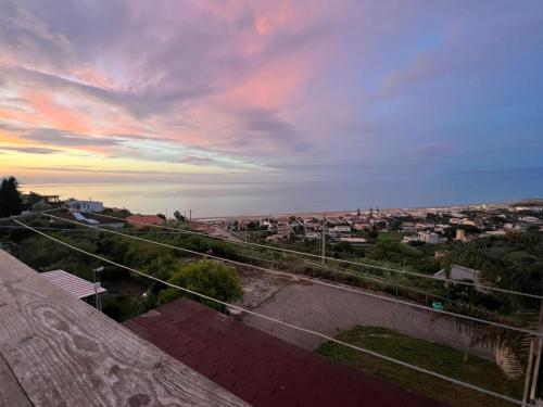 Blick auf eine Stadt vom Dach eines Gebäudes in der Unterkunft Terrazze sul golfo apartments in Castellammare del Golfo