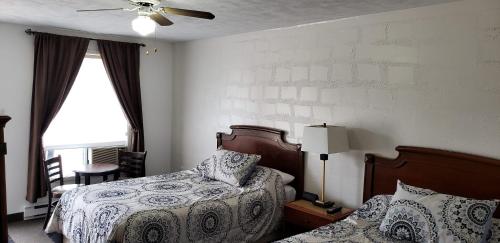 Un pat sau paturi într-o cameră la Welcome Inn