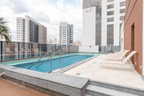 a swimming pool on the roof of a building at Edifício Metropolitan Barcelona - Jardim Goias - MBC in Goiânia