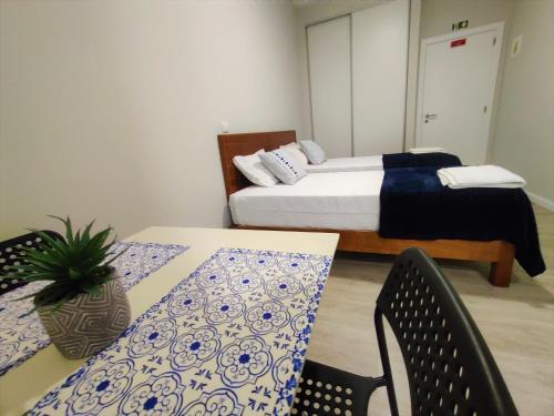 - une chambre avec un lit, une table et des chaises dans l'établissement Funchal Apartments - New Botanic Garden Petit Studios, à Funchal