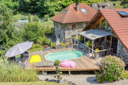 an aerial view of a house with a swimming pool at Le Chalet des Eaux - Thermes - Ski in Revel