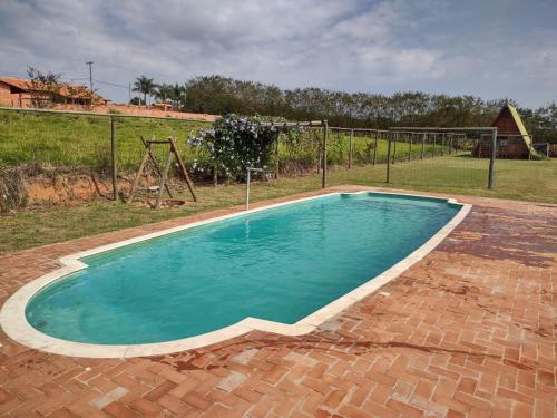 a small swimming pool in a brick yard at Casa de Campo / Sítio + Chalé Suíço + Área Festa + Piscina in Tatuí