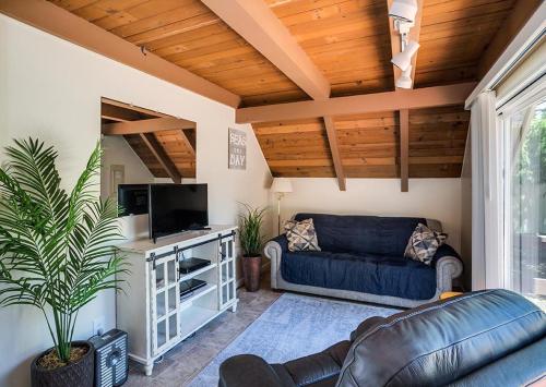 a living room with a couch and a tv at Silver Star in Rockaway Beach