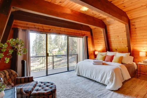 1 dormitorio con cama y ventana grande en Westwood Lakefront Cabin with Hot Tub and Boat Dock! en Westwood
