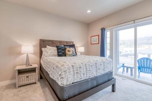 a bedroom with a bed and a sliding glass door at The Cozy Corner in Rockaway Beach