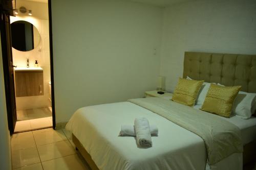 un dormitorio con una cama con un animal de peluche en Vive como un local en Popayan en Popayán