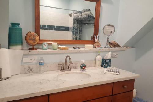 Ένα μπάνιο στο UPSTAIRS Alki Beach APARTMENT - Seattle -Historic-1858