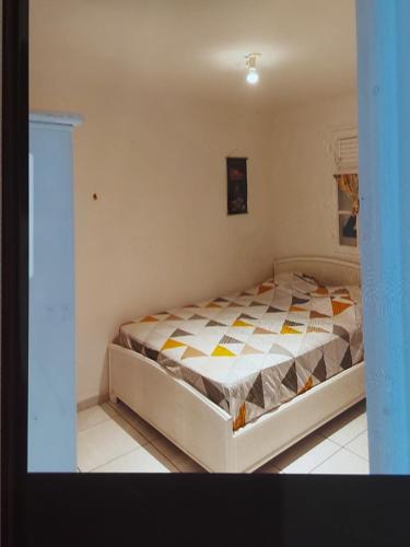 een slaapkamer met een bed in een kamer bij Tarare in Vieux-Habitants