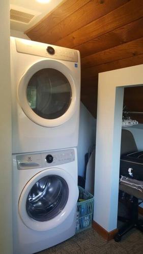 Φωτογραφία από το άλμπουμ του UPSTAIRS Alki Beach APARTMENT - Seattle -Historic-1858 στο Σιάτλ