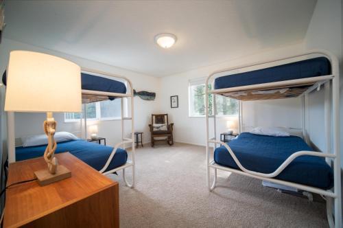 a bedroom with two bunk beds and a lamp at Lawton's View in Lincoln City