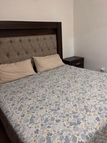 a bedroom with a large bed with a large headboard at Flores Condominios Depa Rosa in Álamos