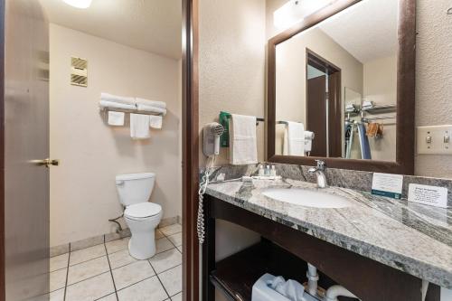 baño con lavabo, aseo y teléfono en Quality Inn & Suites Okanogan - Omak, en Okanogan