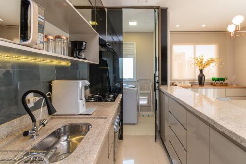 a kitchen with a sink and a counter top at Metropolitan Sidney - MSS in Goiânia