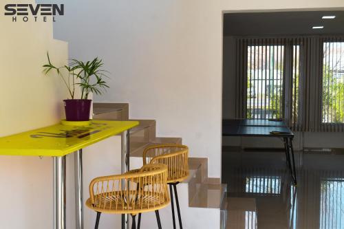 żółty blat z dwoma krzesłami i stołem w obiekcie Seven Hotel - Juana Koslay San Luis w mieście Juana Koslay 