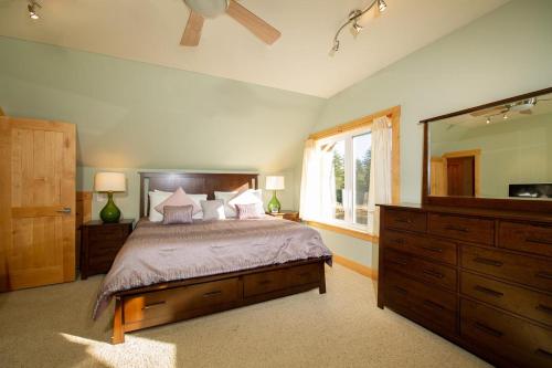 林肯市Schooner Creek Retreat的一间卧室配有一张床和一面大镜子