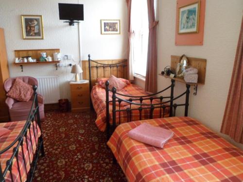 Llit o llits en una habitació de Camelot Hotel - Couples Only
