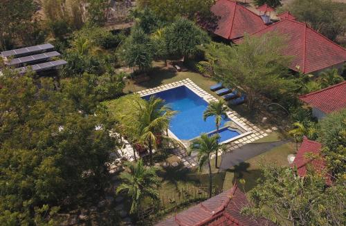 - une vue sur la piscine d'un complexe dans l'établissement Batu Ampar Menjangan, à Banyuwedang