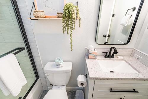 een kleine badkamer met een toilet en een wastafel bij Cozy Cove Cottage in Seaside