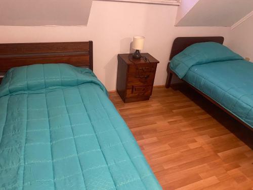 1 dormitorio con 2 camas individuales y mesita de noche en CASA PARA 6 PERSONAS EN TALCA, en Talca