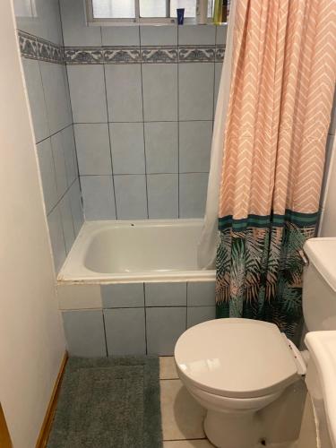 een badkamer met een toilet en een bad bij CASA PARA 6 PERSONAS EN TALCA in Talca