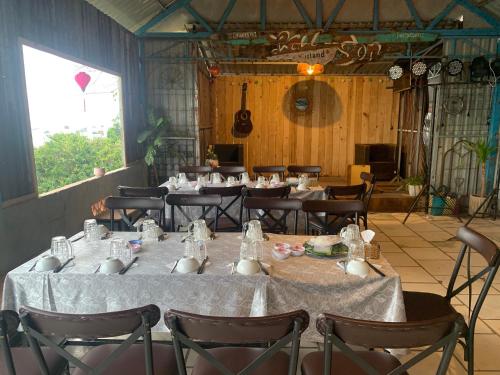 uma sala de jantar com mesa e cadeiras e uma sala com um balão em Doc Ba Tang em Lai Sơn