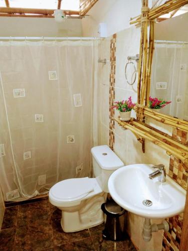 a bathroom with a toilet and a sink at Alojamiento Campestre Finca Mi Ranchito in Pereira