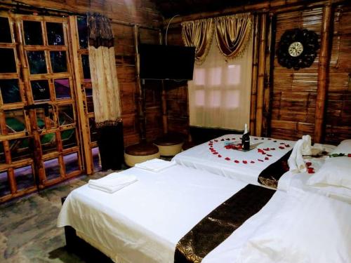 a room with two beds with a cake on it at Alojamiento Campestre Finca Mi Ranchito in Pereira