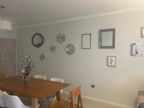 a dining room with a wooden table and chairs at Consorcio María Auxiliadora I Dpto Vino y Chocolate in San Juan