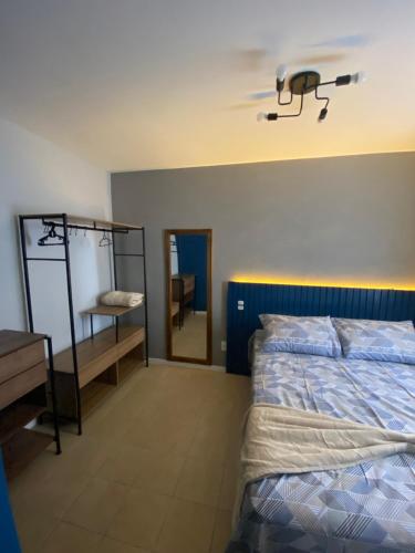 - une chambre avec un lit et une lumière au plafond dans l'établissement Excelente ap. 2 dorm.p/ viagens à trabalho ou lazer, à Palhoça