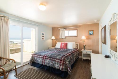 een slaapkamer met een bed en uitzicht op de oceaan bij Seaside Escape in Lincoln City