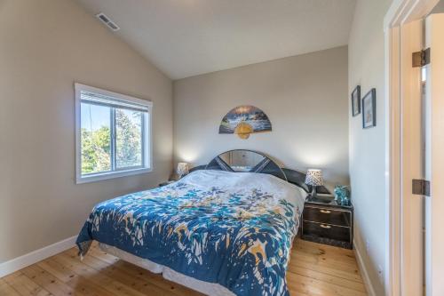 1 dormitorio con cama y ventana en Family Tides, en Lincoln City