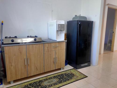 Η κουζίνα ή μικρή κουζίνα στο Homestay Anjung Meranti Private Pool