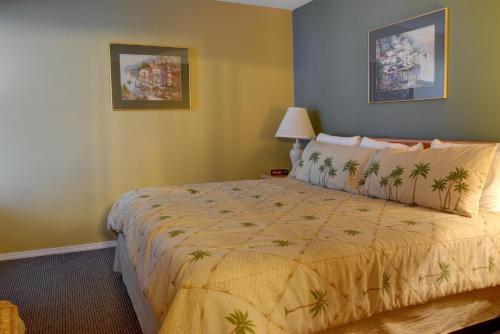 1 dormitorio con 1 cama grande y edredón amarillo en Waters Edge 312 en Lincoln City