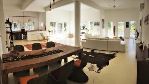 a living room with a table and a couch at Residencia de Coco, Künstlerhaus in Piribebuy, in Piribebuy