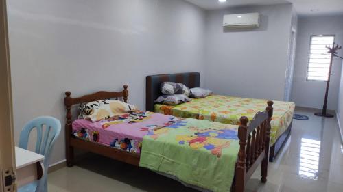 a bedroom with two twin beds and a table at BBT Double Storey Balcony Bukit Tinggi Home in Klang
